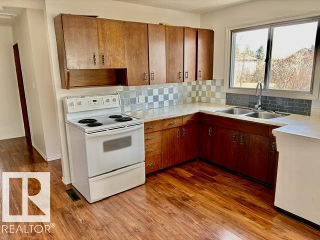 5206 51ave Property Photo 2