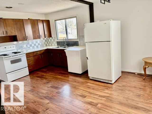 5206 51ave Property Photo 3