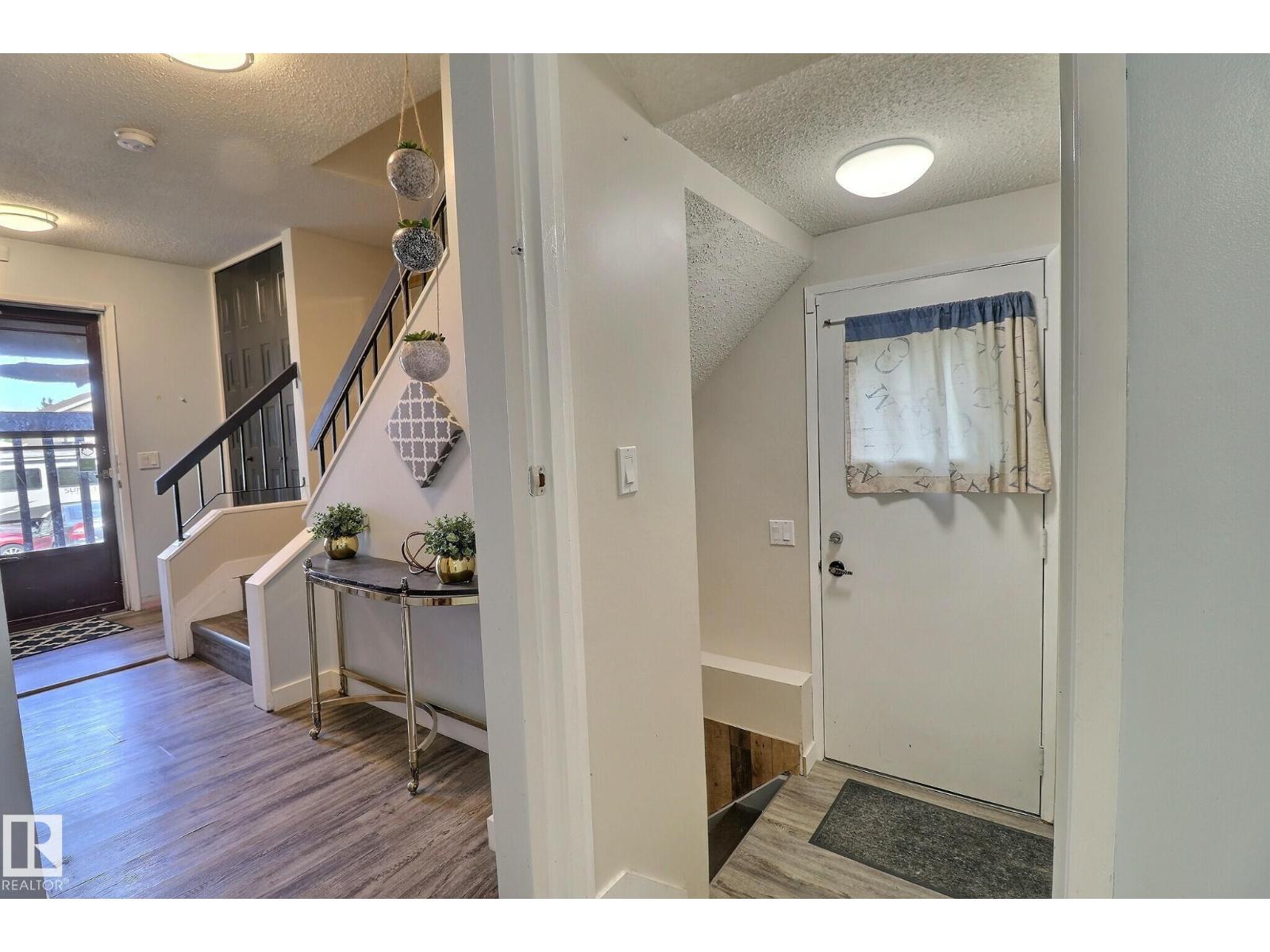 5315 39 Av Nw Property Photo 2