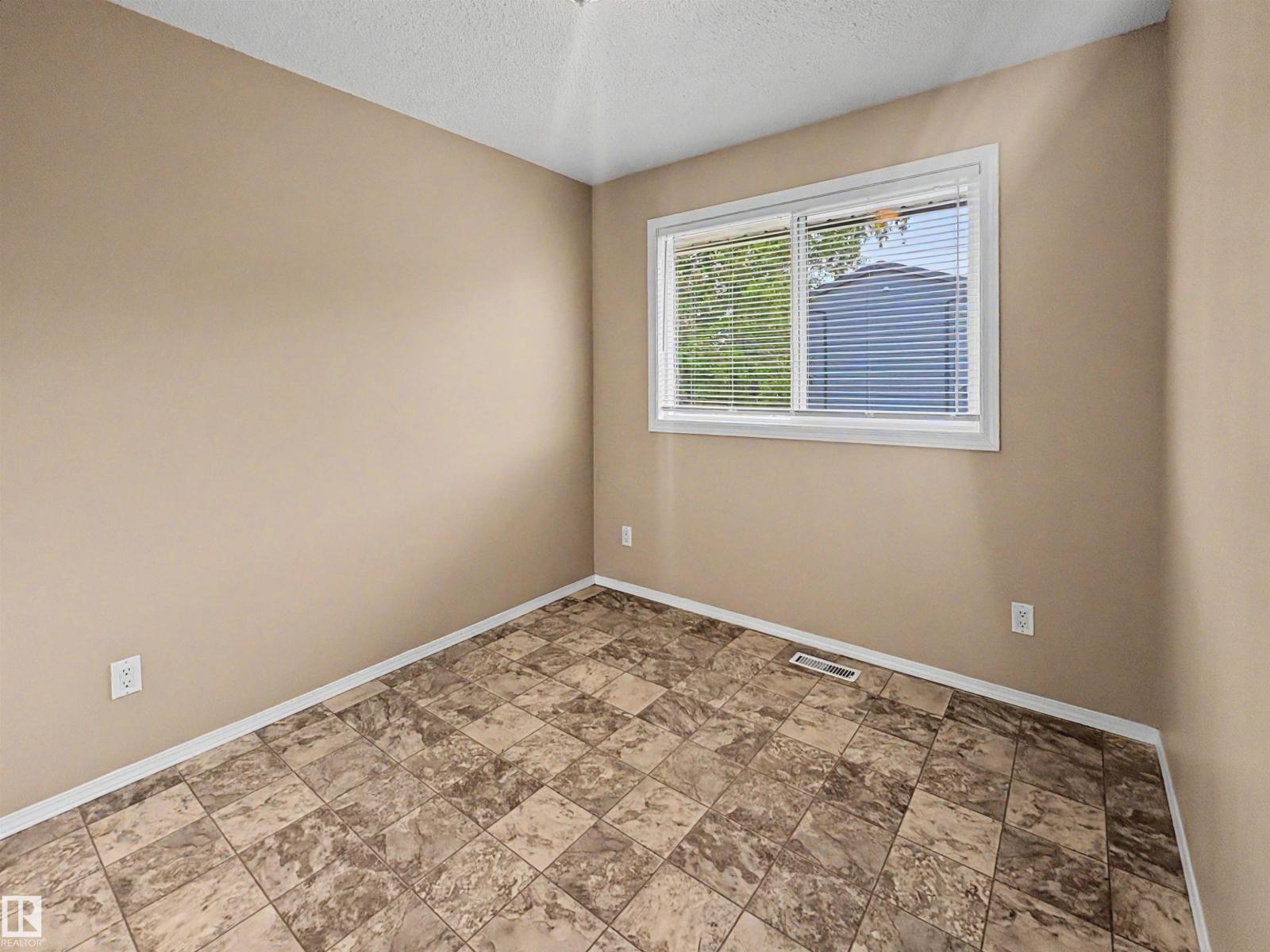 4537 50 Av Property Photo 27