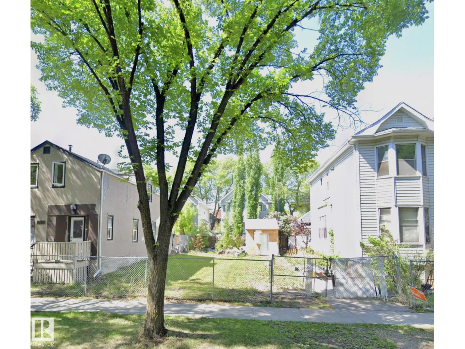 10858 92 St Nw Photo de la propriété 1