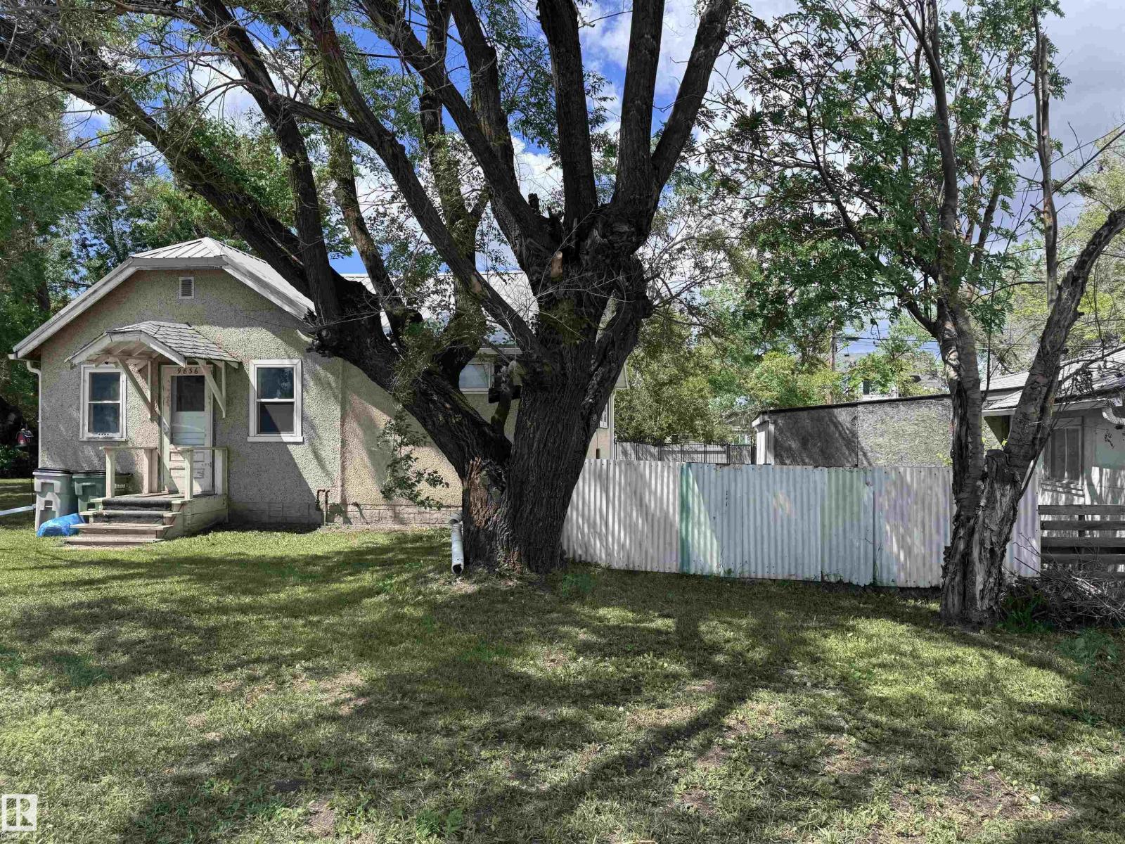 9836 100 St Property Photo 2