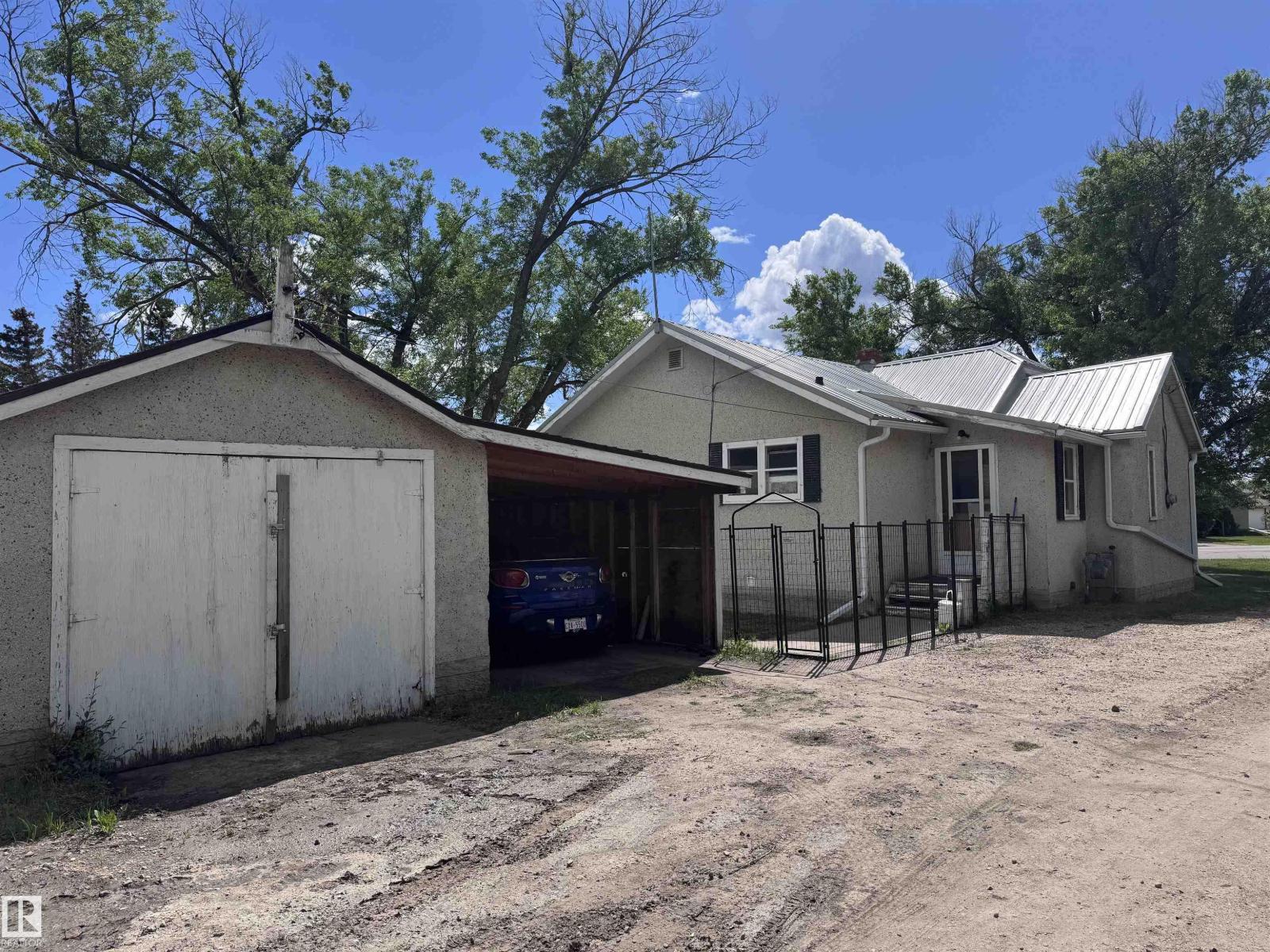 9836 100 St Property Photo 3