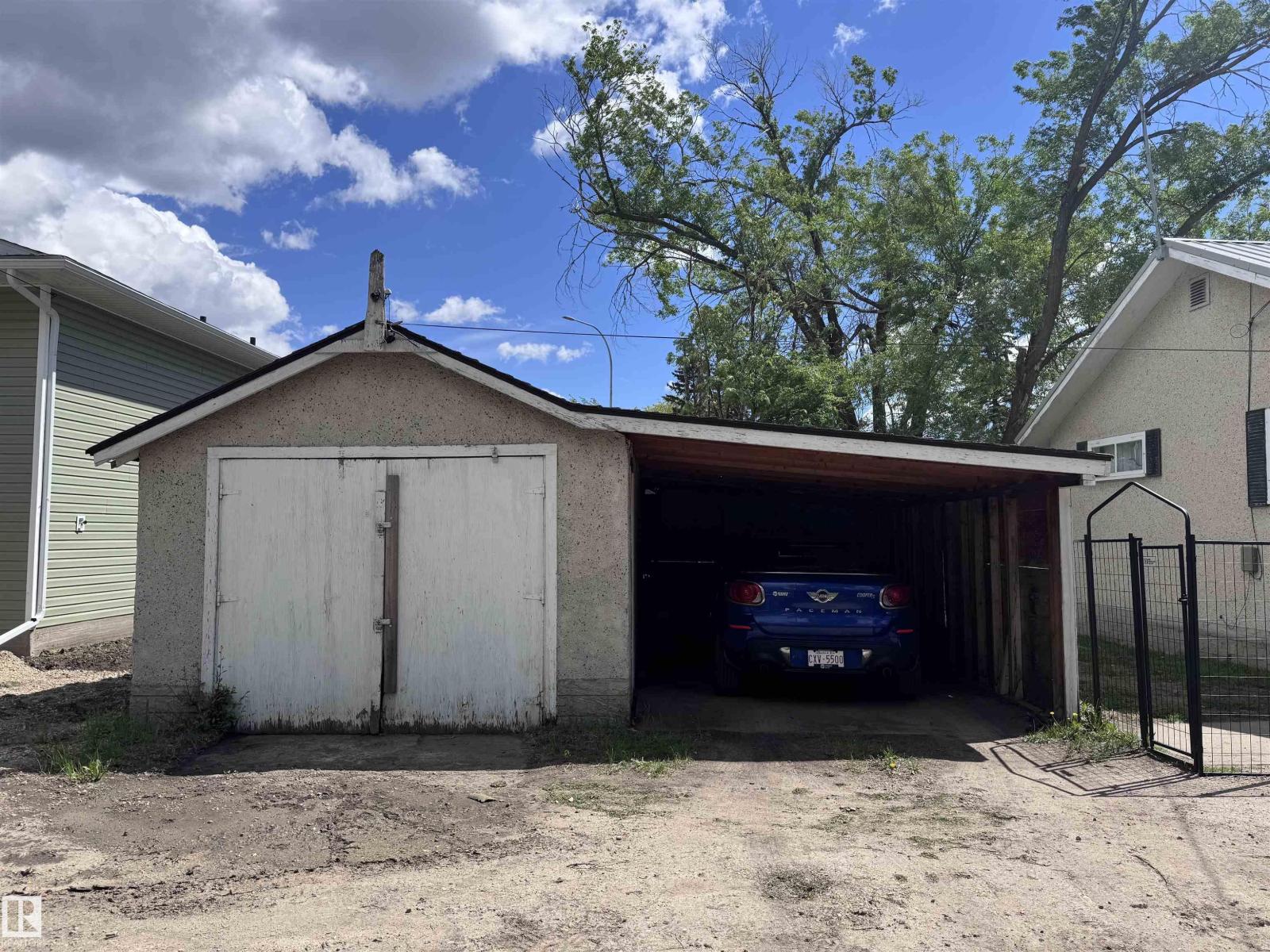 9836 100 St Property Photo 4