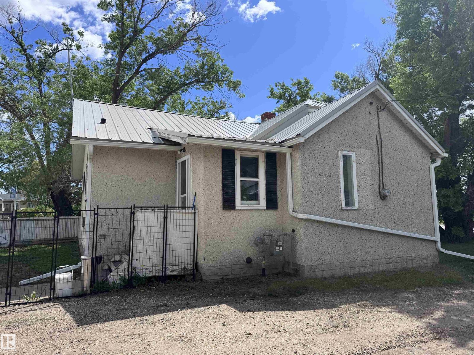 9836 100 St Property Photo 5