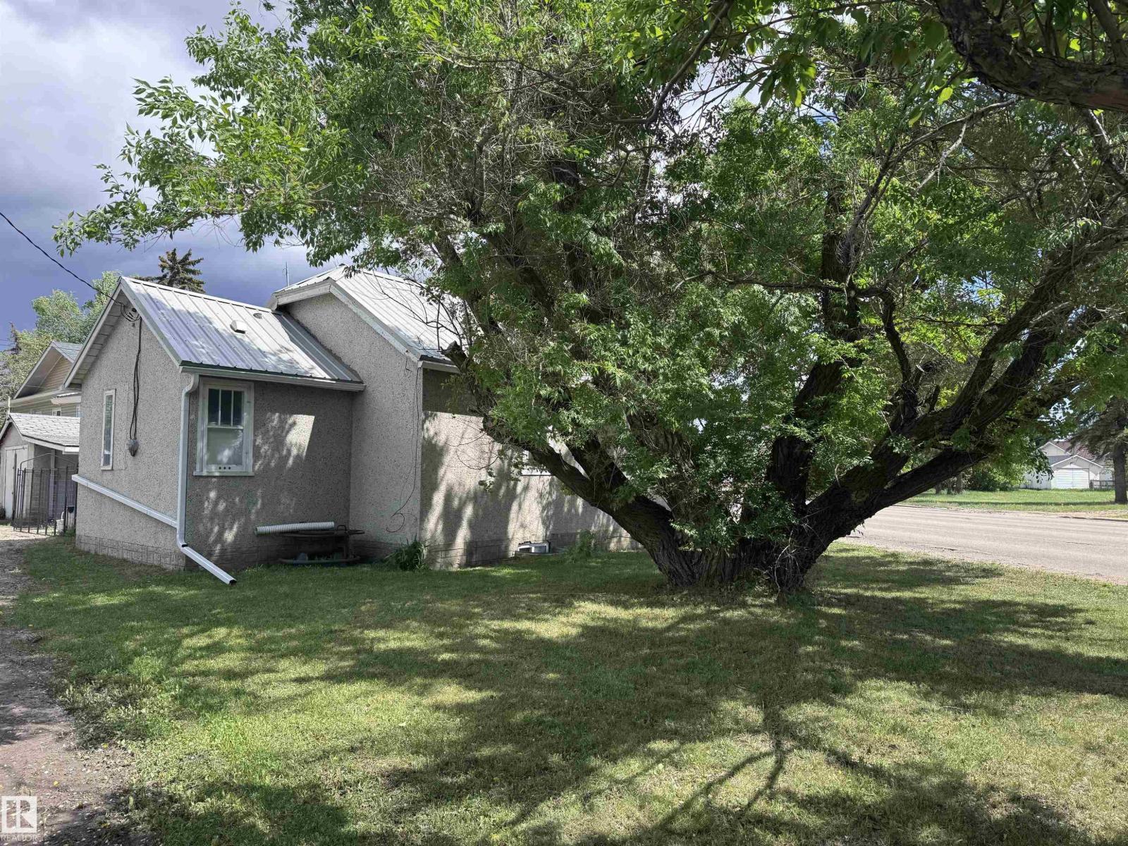9836 100 St Property Photo 6