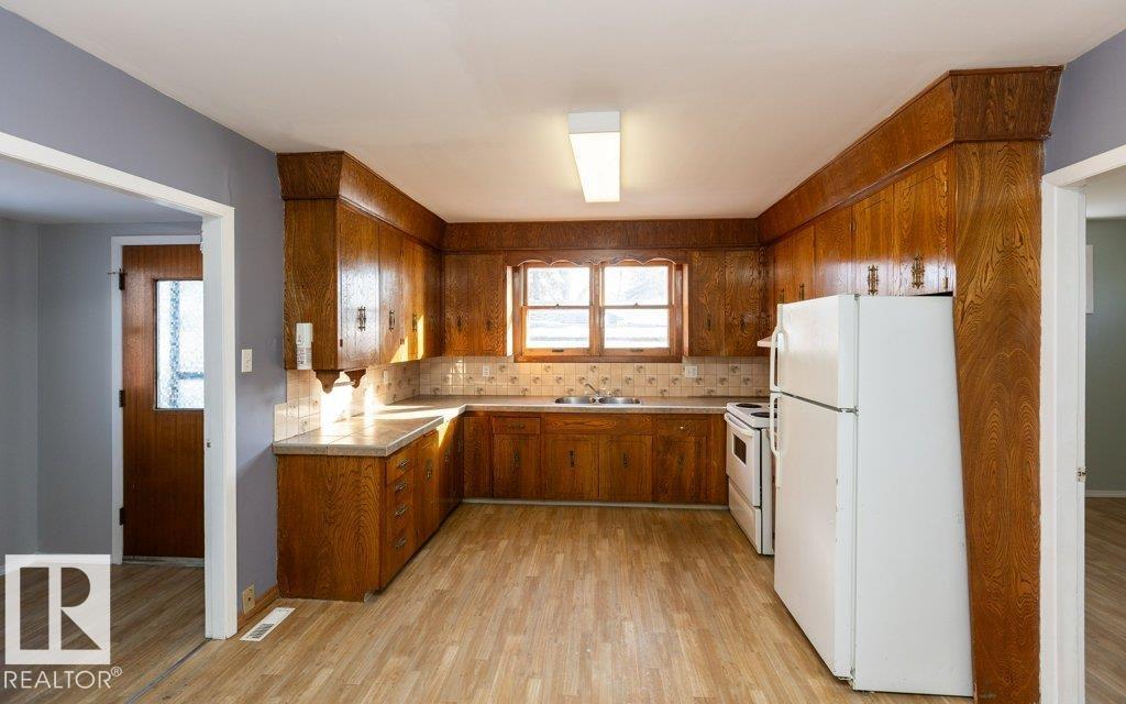 9836 100 St Property Photo 12
