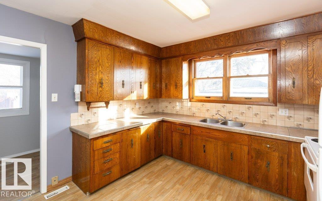 9836 100 St Property Photo 13