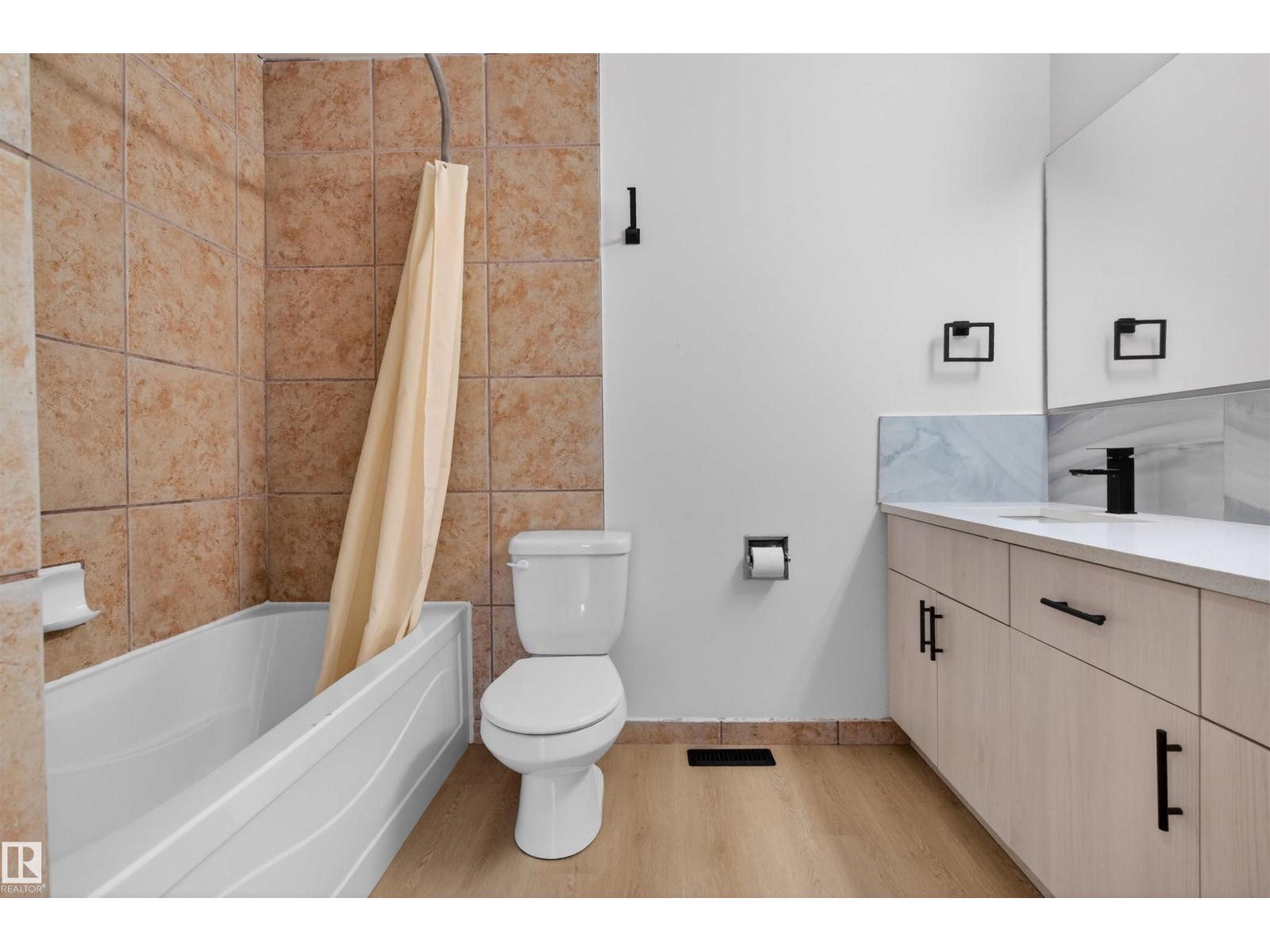 7304/7306 78 Av Nw Property Photo 12