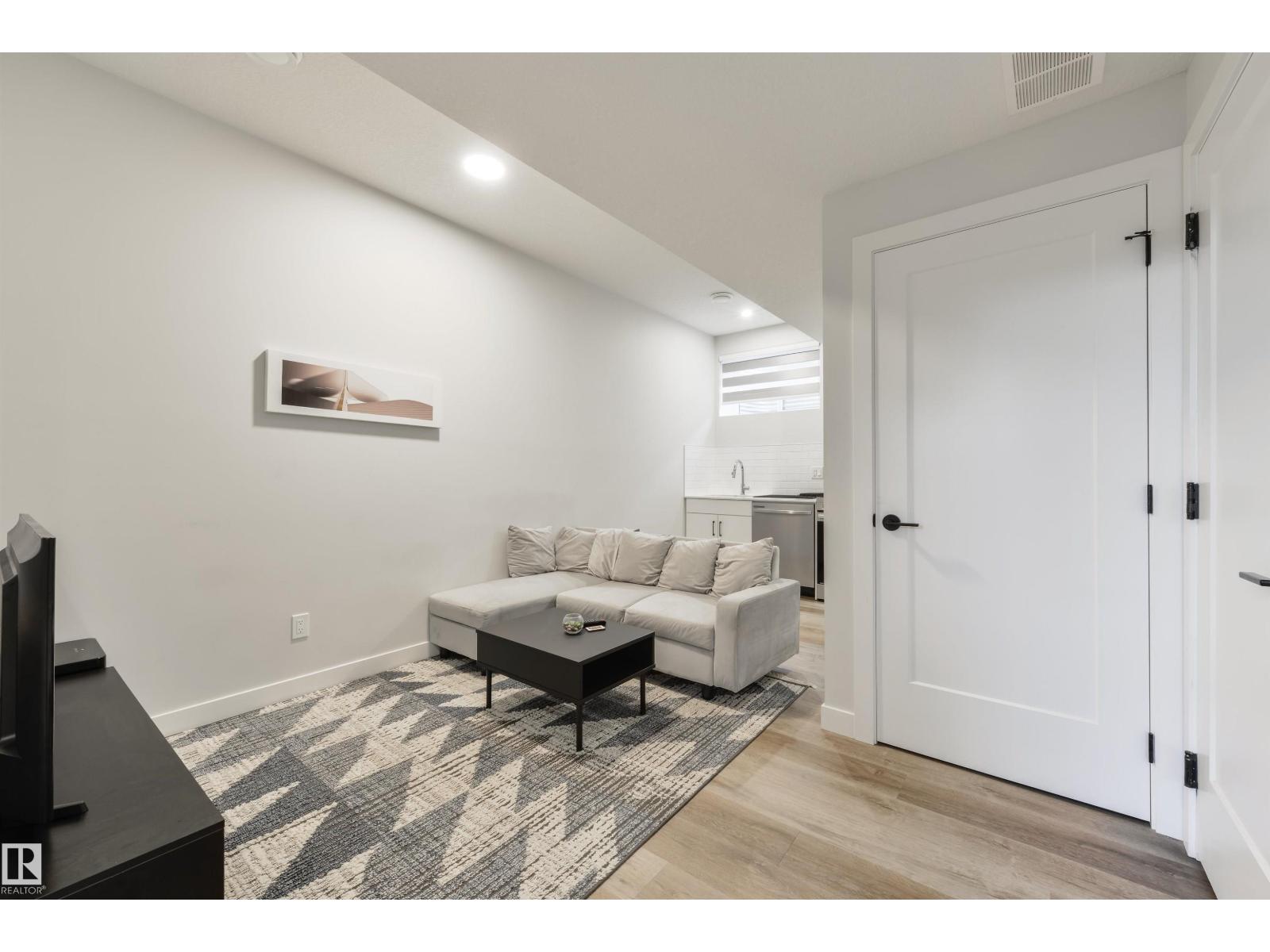 8313 76 Av Nw Property Photo 32