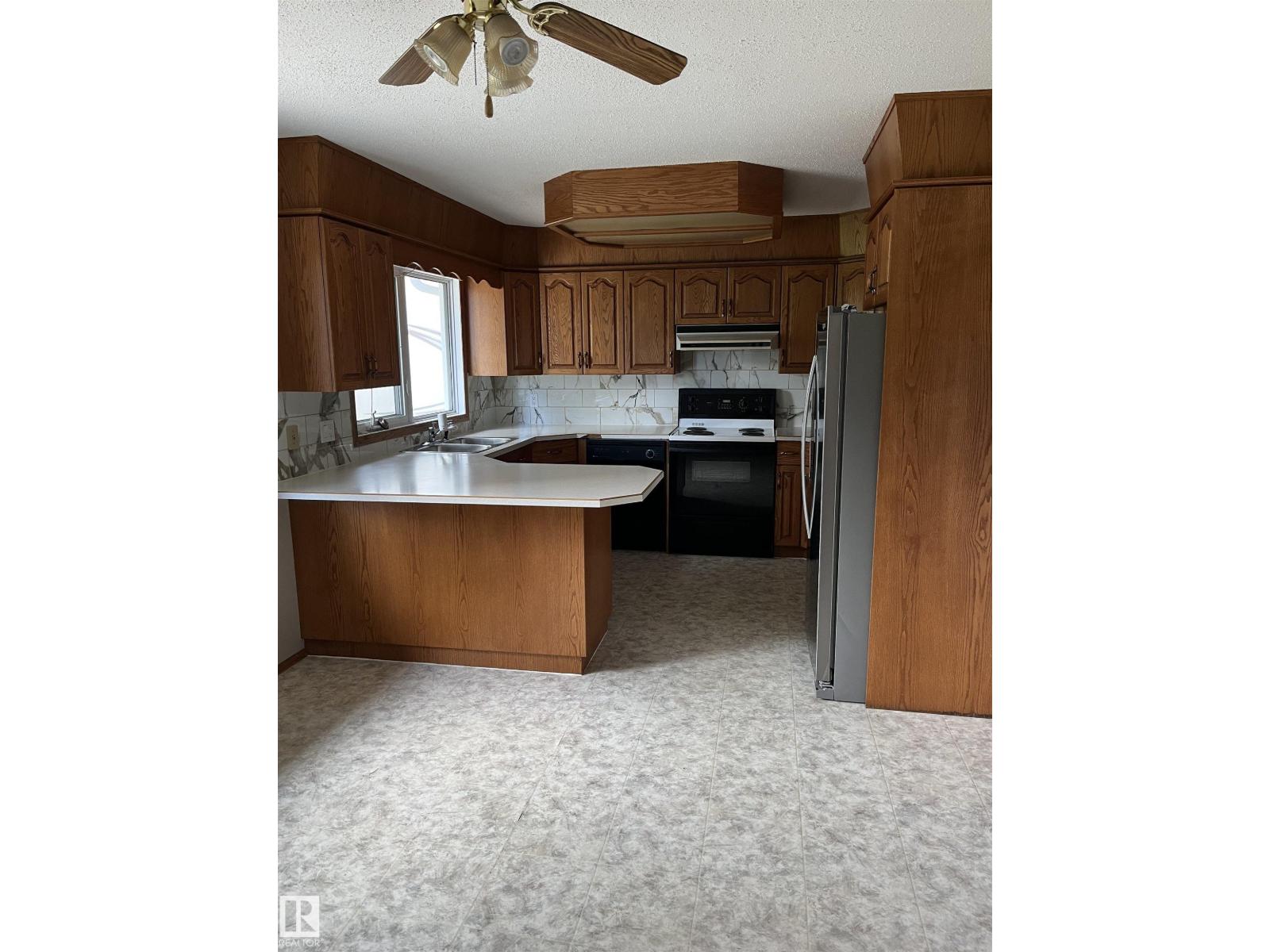 5012 58 Av Property Photo 2