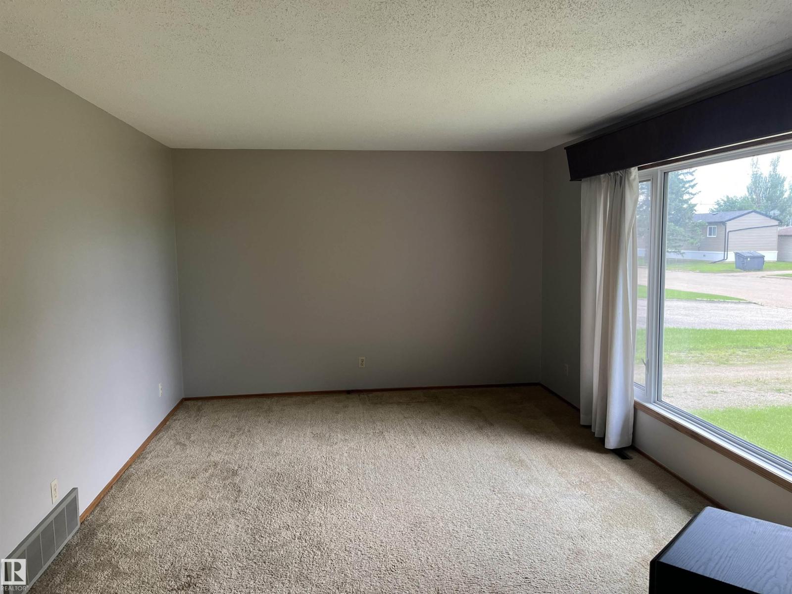 5012 58 Av Property Photo 3
