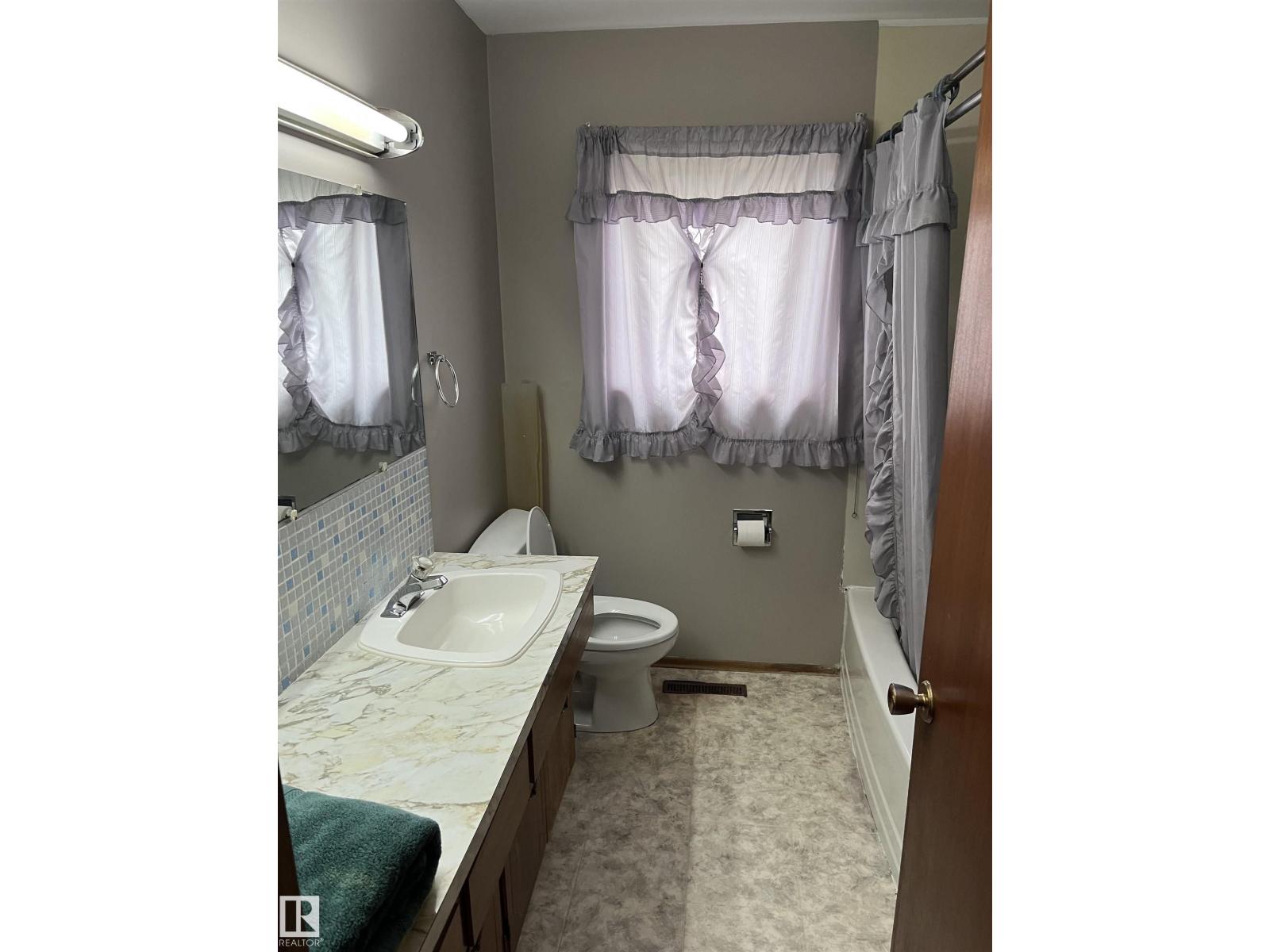 5012 58 Av Property Photo 5