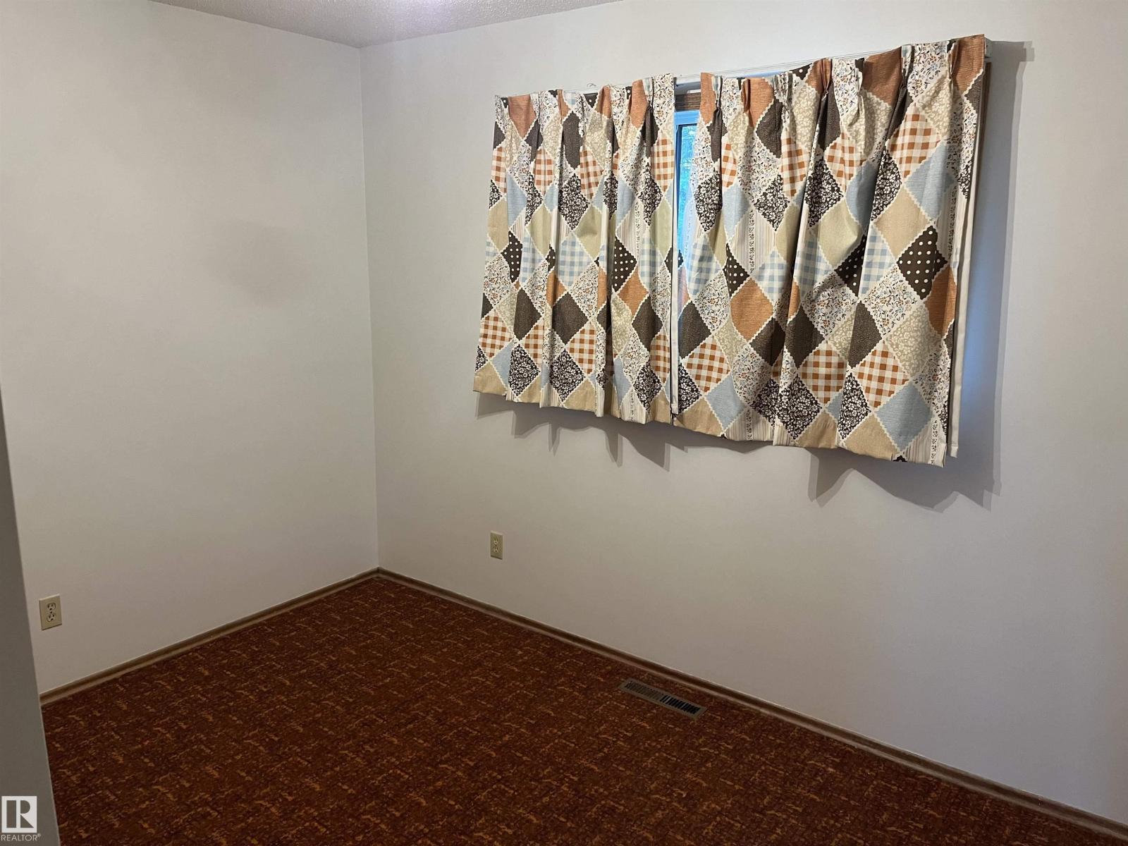 5012 58 Av Property Photo 6