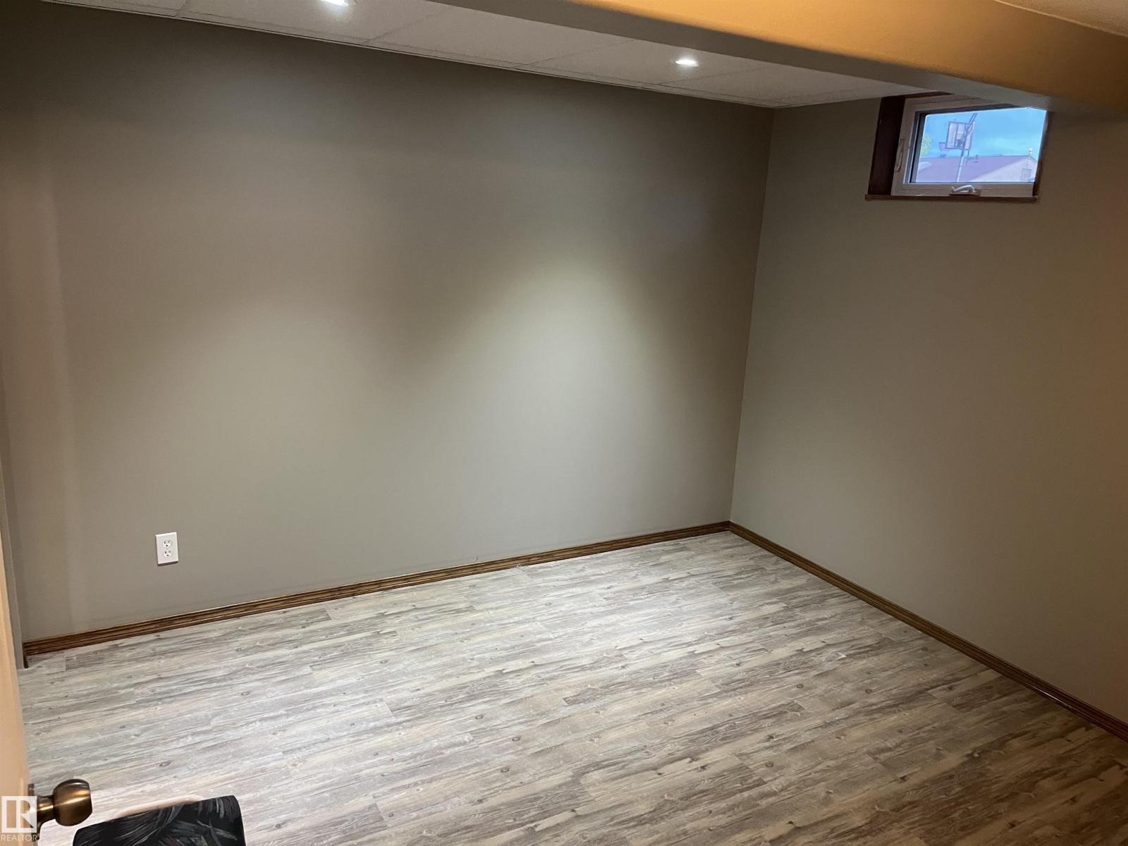 5012 58 Av Property Photo 7