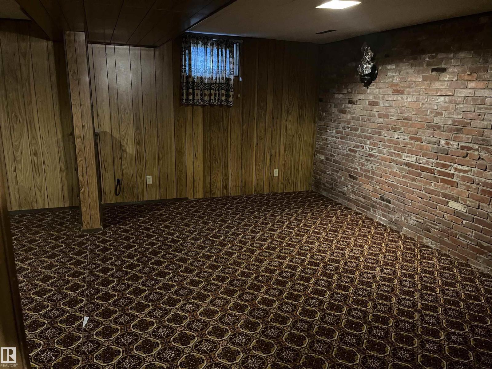5012 58 Av Property Photo 9