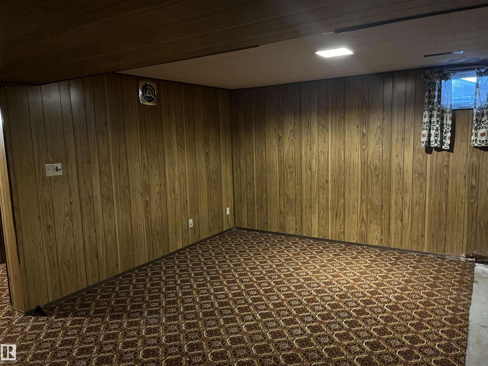 5012 58 Av Property Photo 10