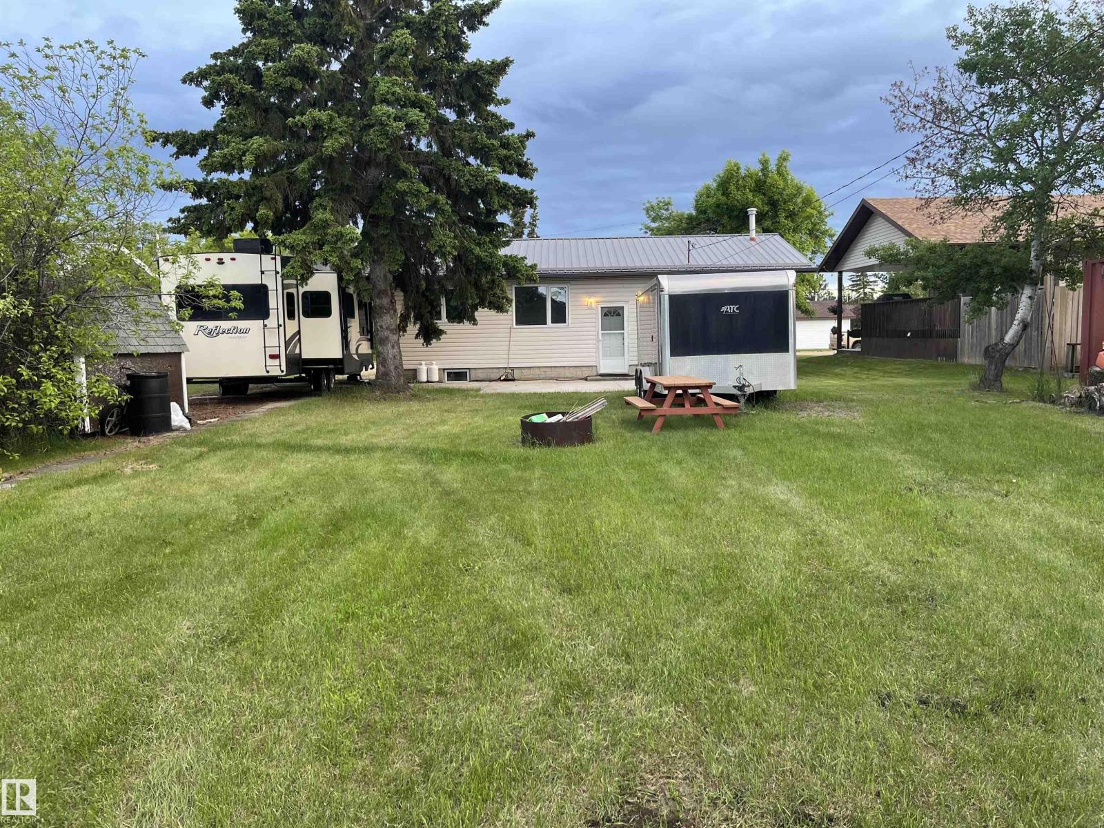 5012 58 Av Property Photo 11