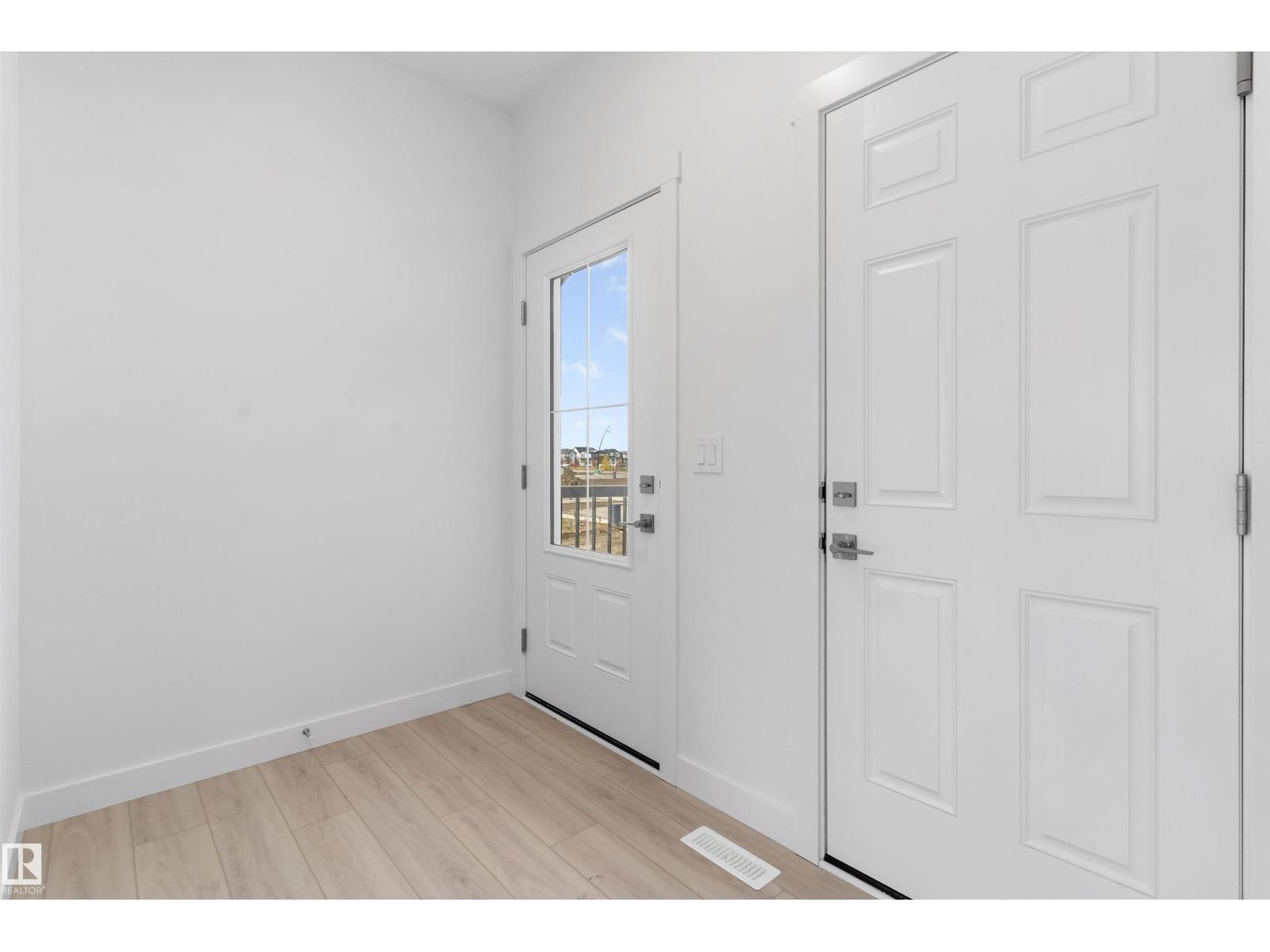 19005 24 Av Nw Property Photo 4