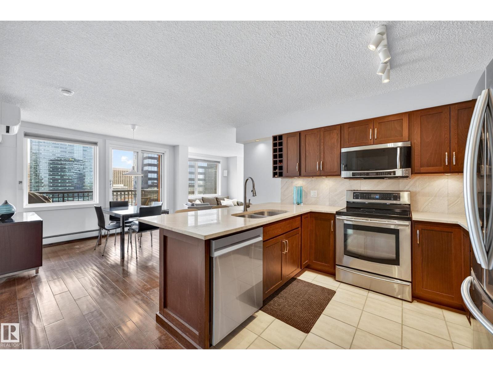 #1701 10180 104 St Nw Property Photo 10