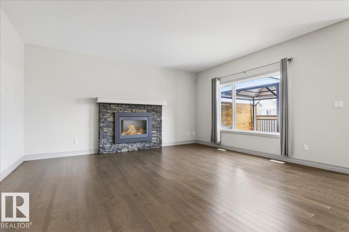 5912 19 Av Sw Property Photo 4