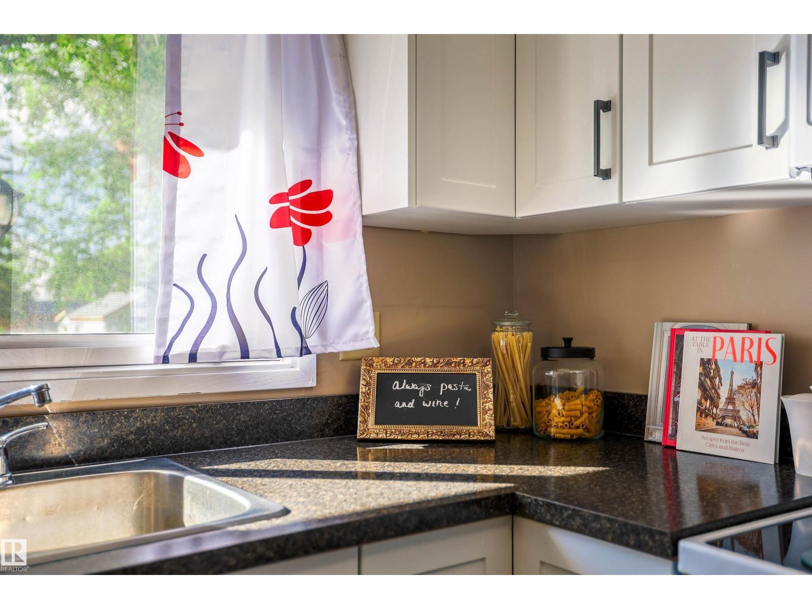 5115 49 Av Property Photo 4
