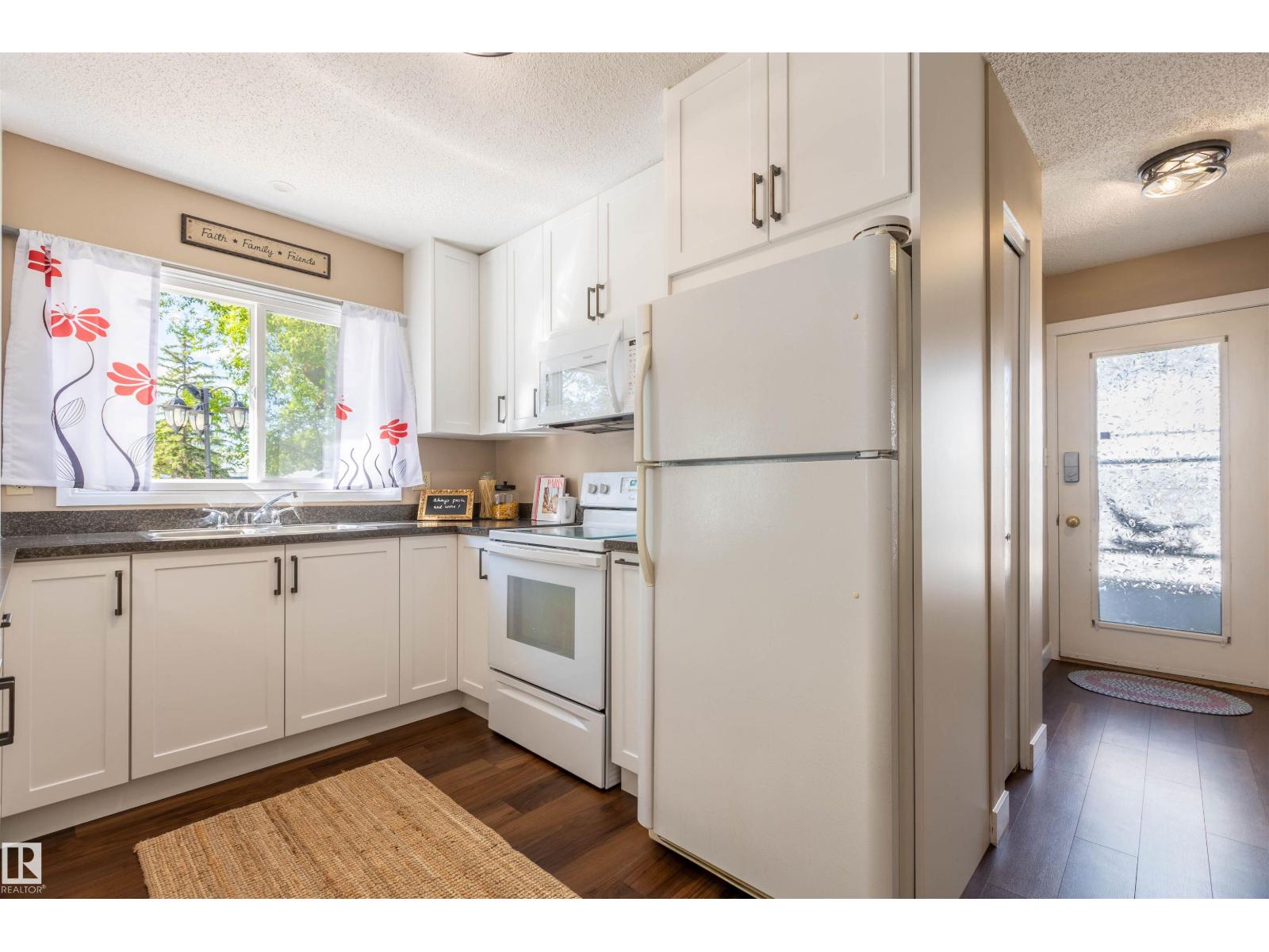 5115 49 Av Property Photo 5
