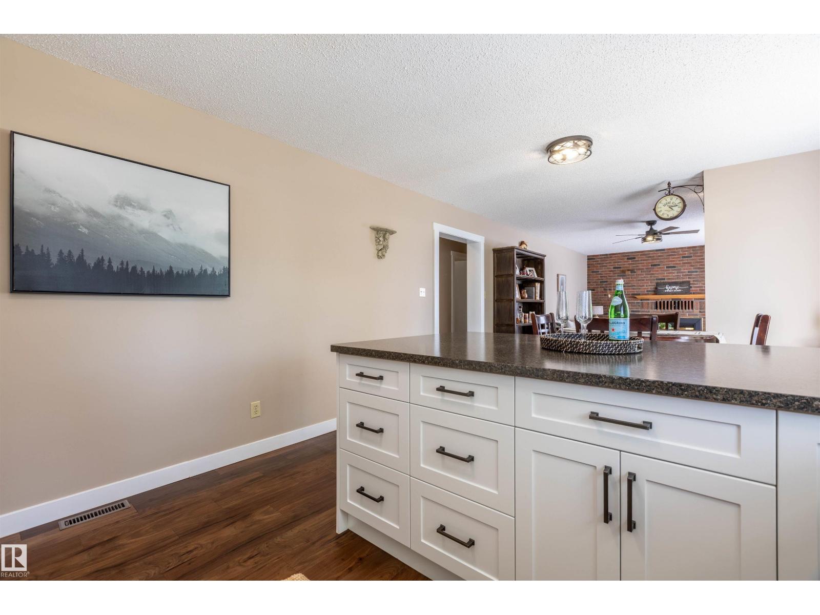 5115 49 Av Property Photo 8