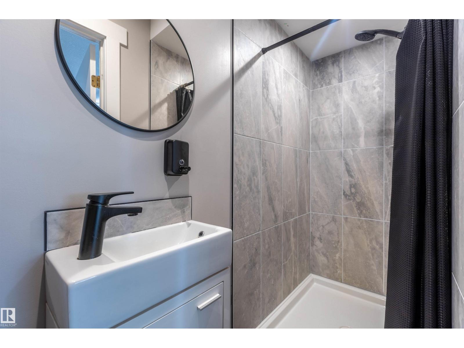 5115 49 Av Property Photo 32