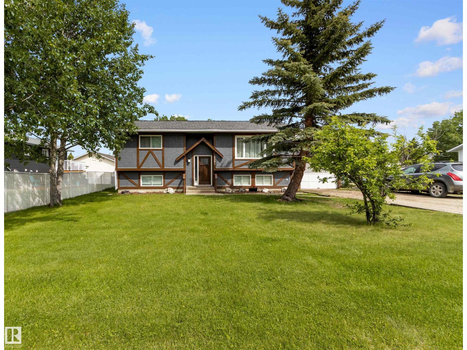 5121 52 St Property Photo 1