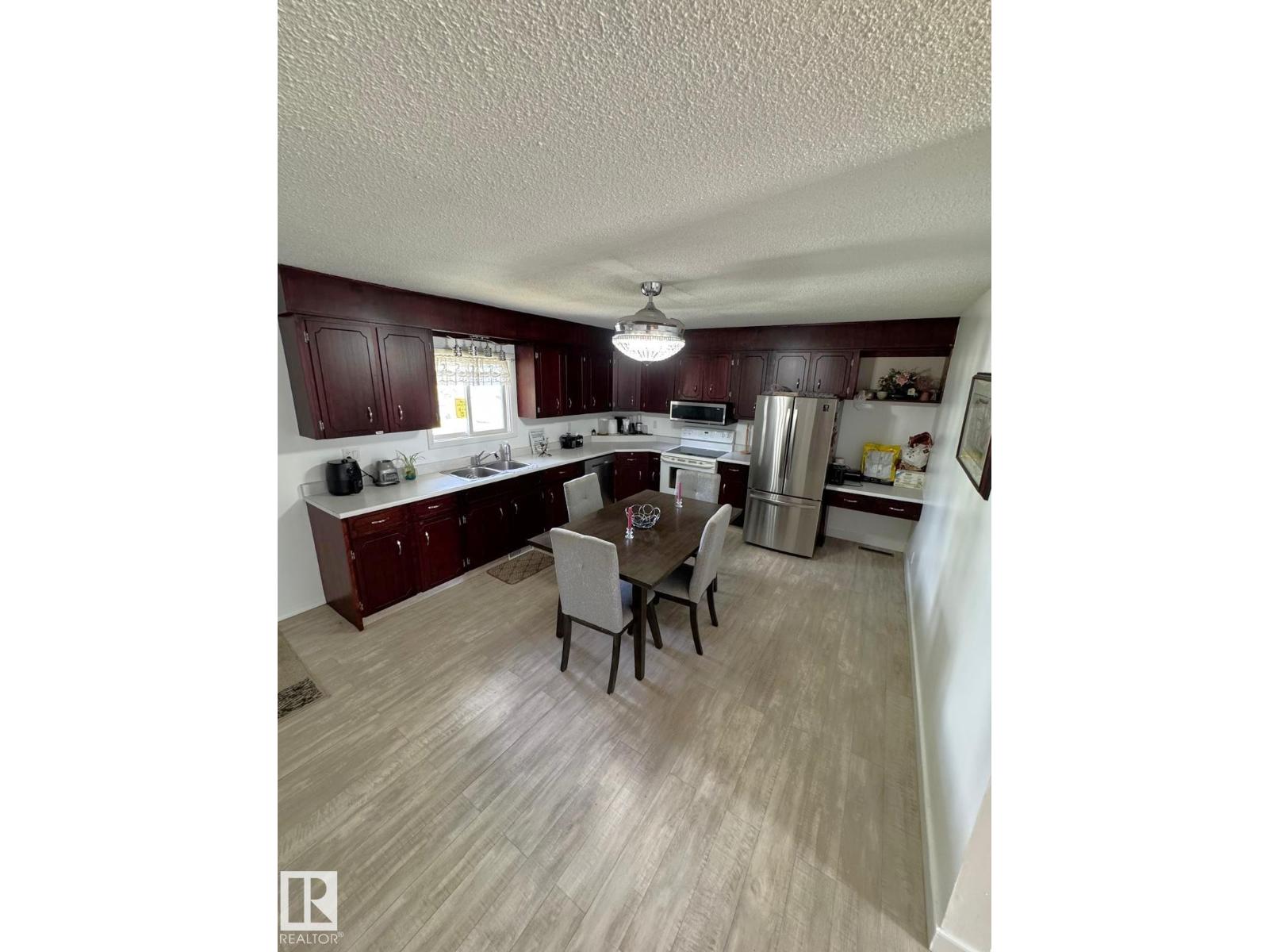 5093 45 St Property Photo 4