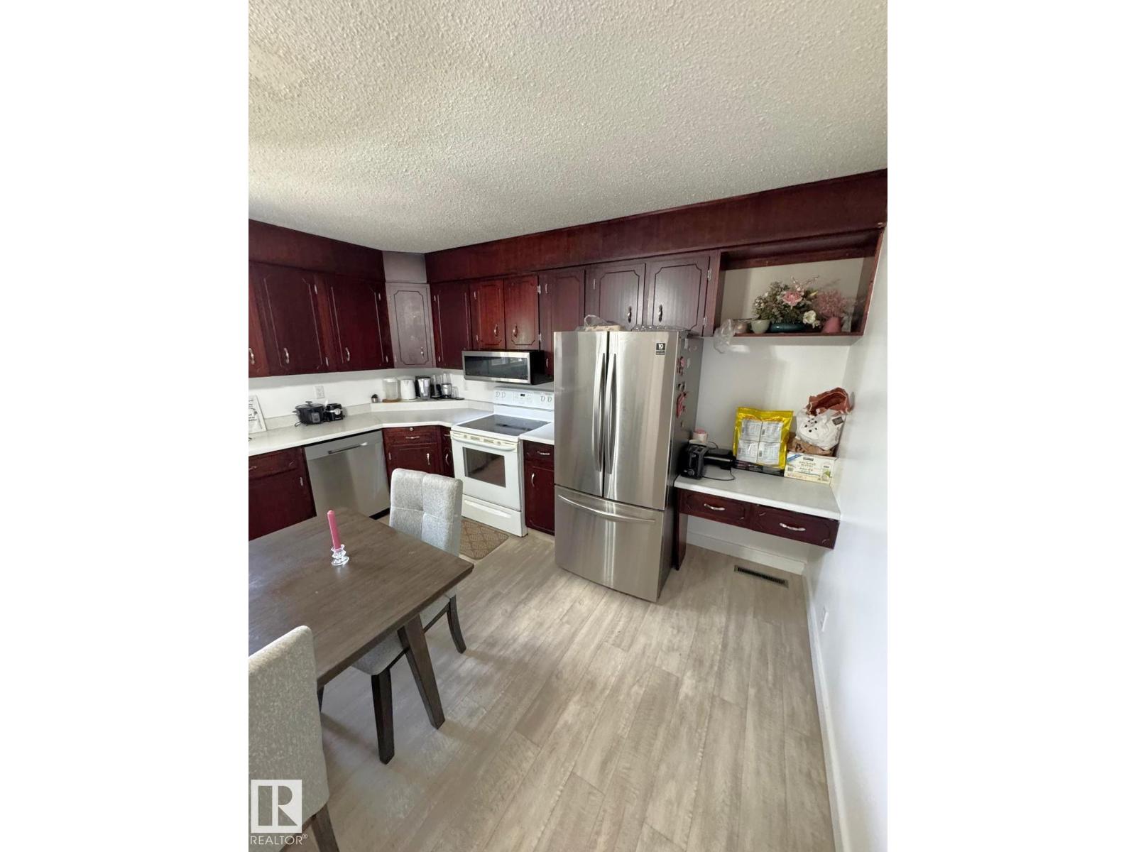 5093 45 St Property Photo 5