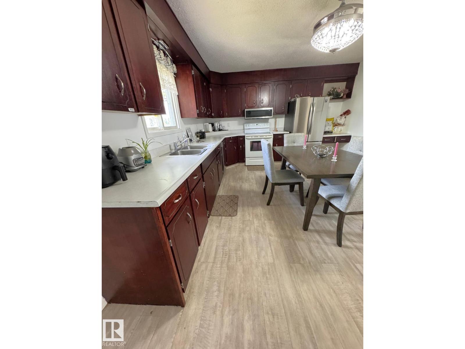 5093 45 St Property Photo 7
