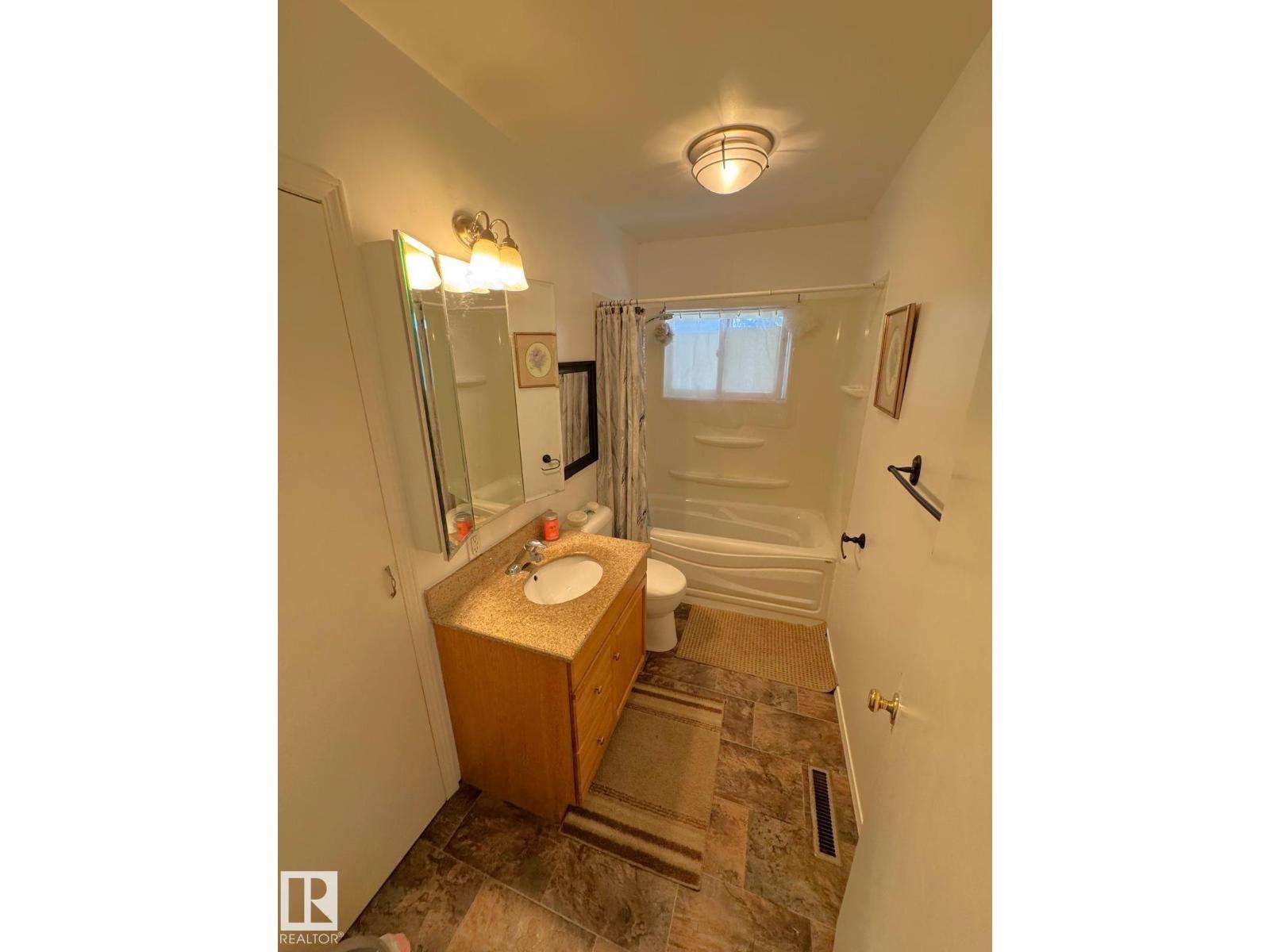 5093 45 St Property Photo 10
