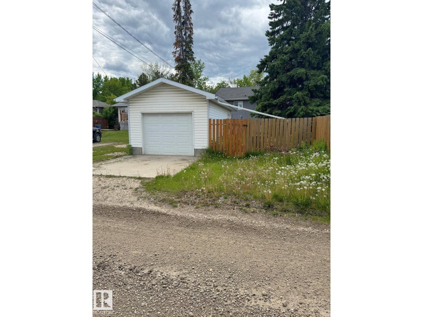5093 45 St Property Photo 26