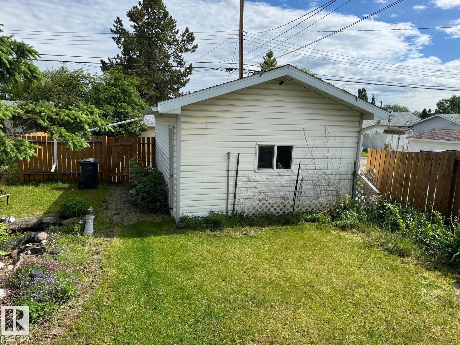 5093 45 St Property Photo 39