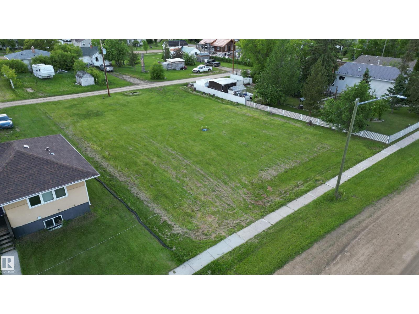 4718 52 St Property Photo 4
