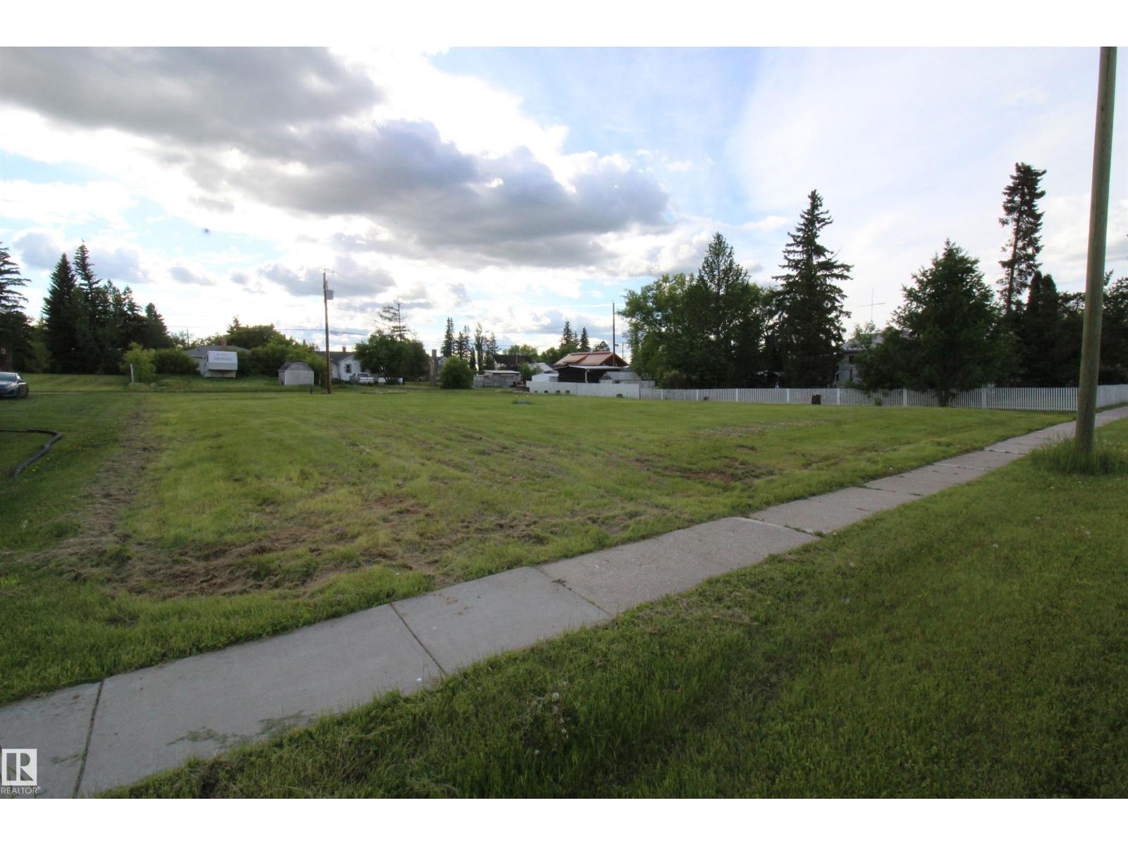 4718 52 St Property Photo 8
