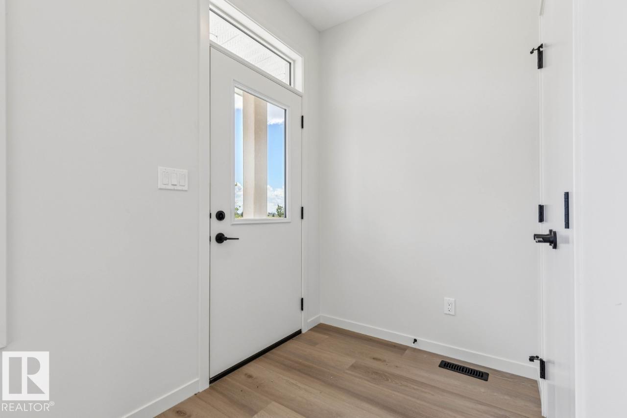 7118 50a Av Property Photo 4