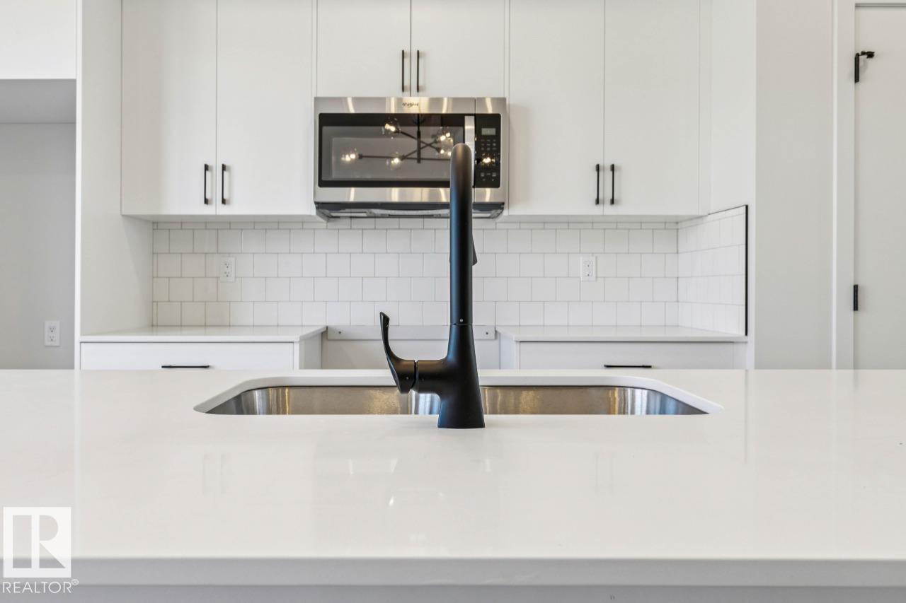 7118 50a Av Property Photo 15