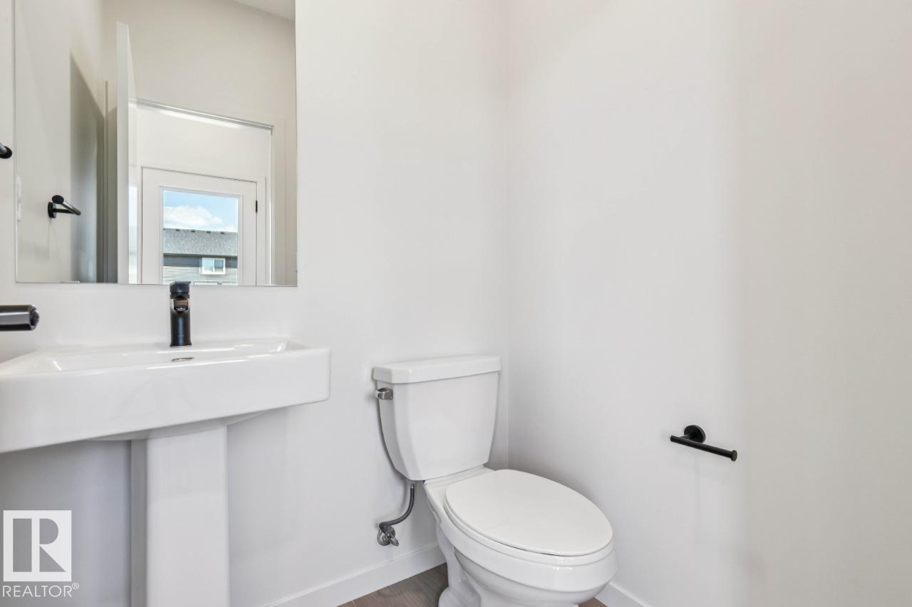 7118 50a Av Property Photo 18
