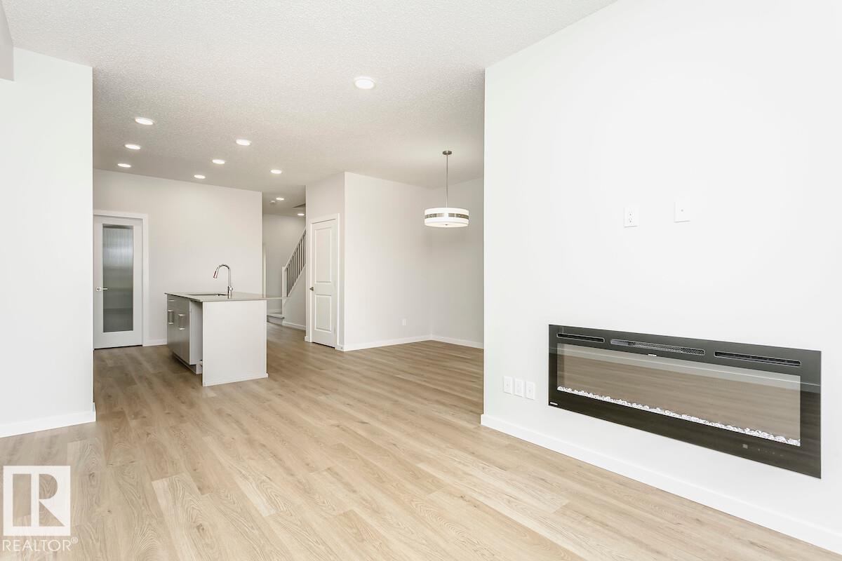 2851 64 St Sw Property Photo 3