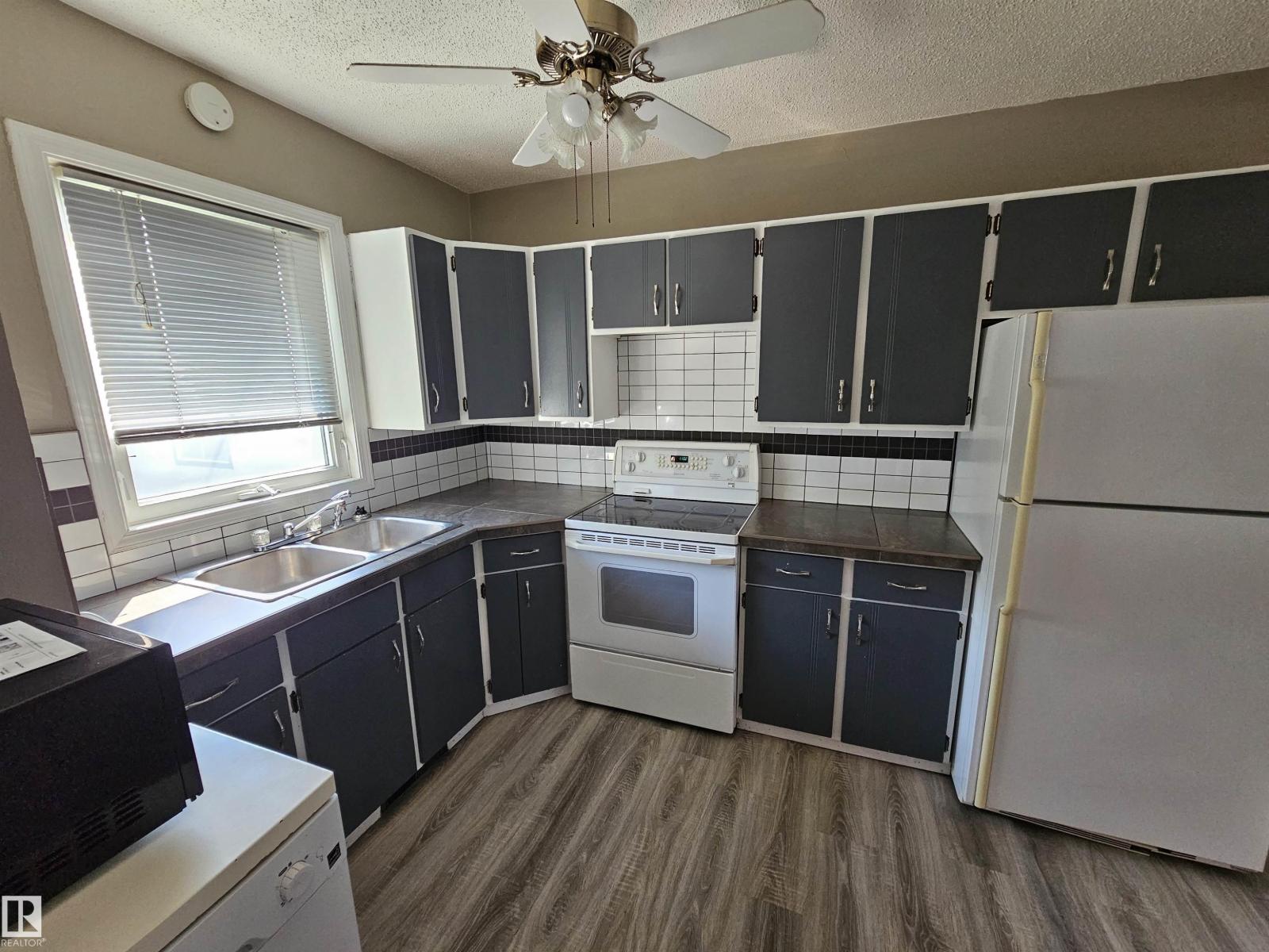 5305 46 St Property Photo 8