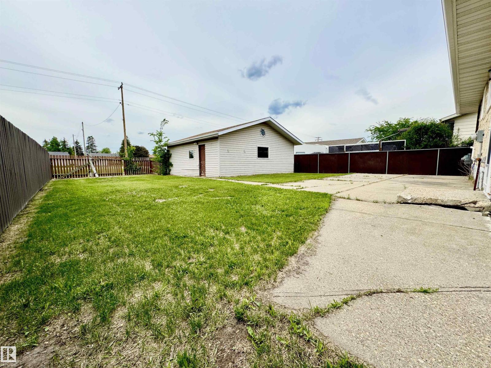 5040 47 St Property Photo 2