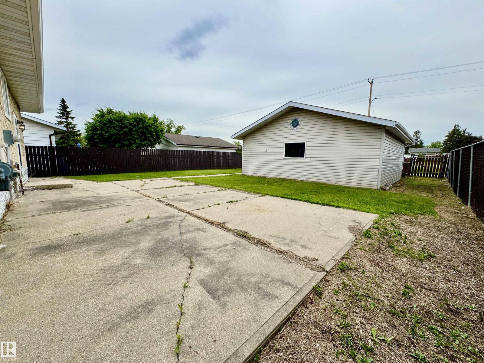 5040 47 St Property Photo 3
