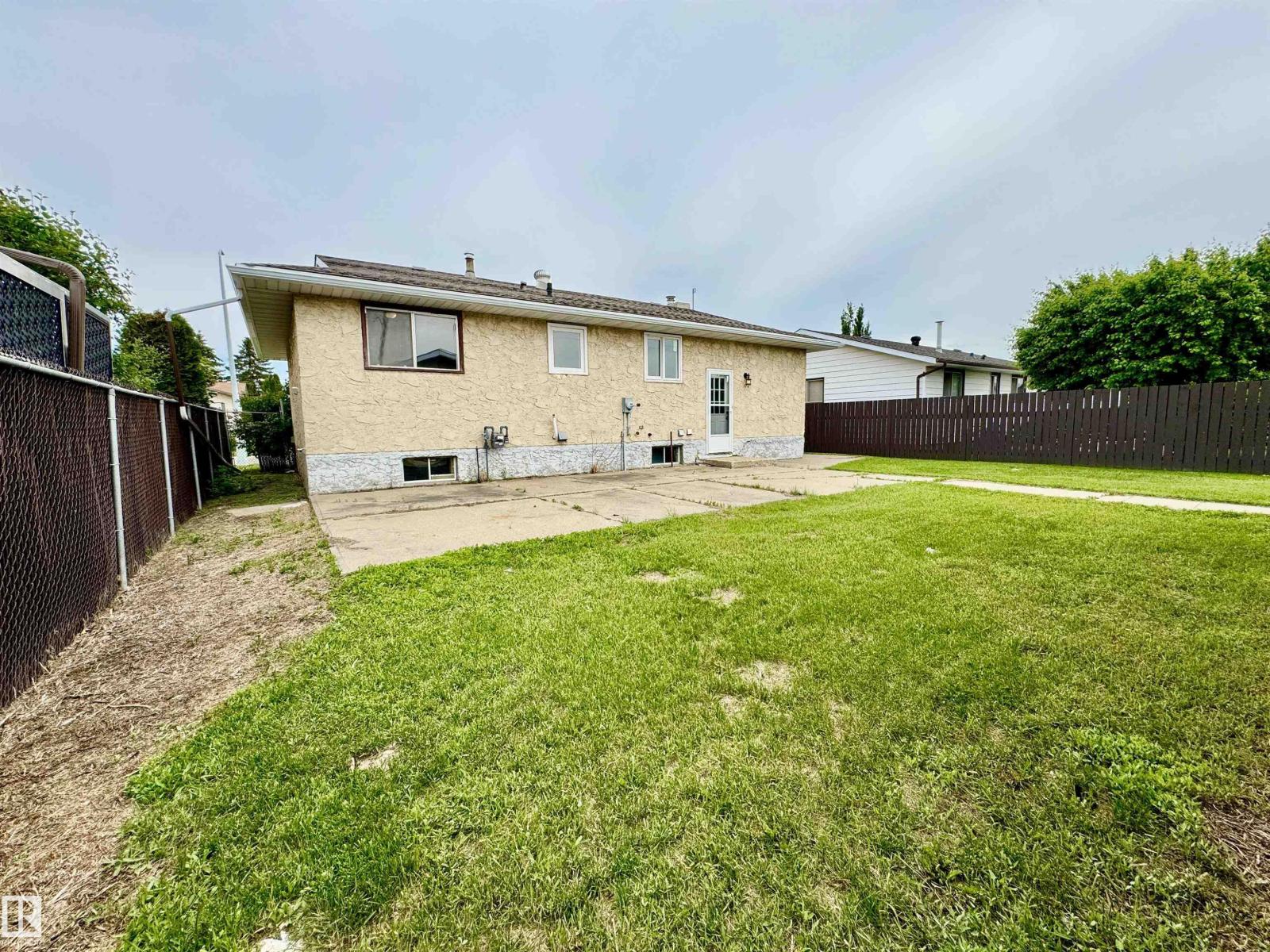 5040 47 St Property Photo 4