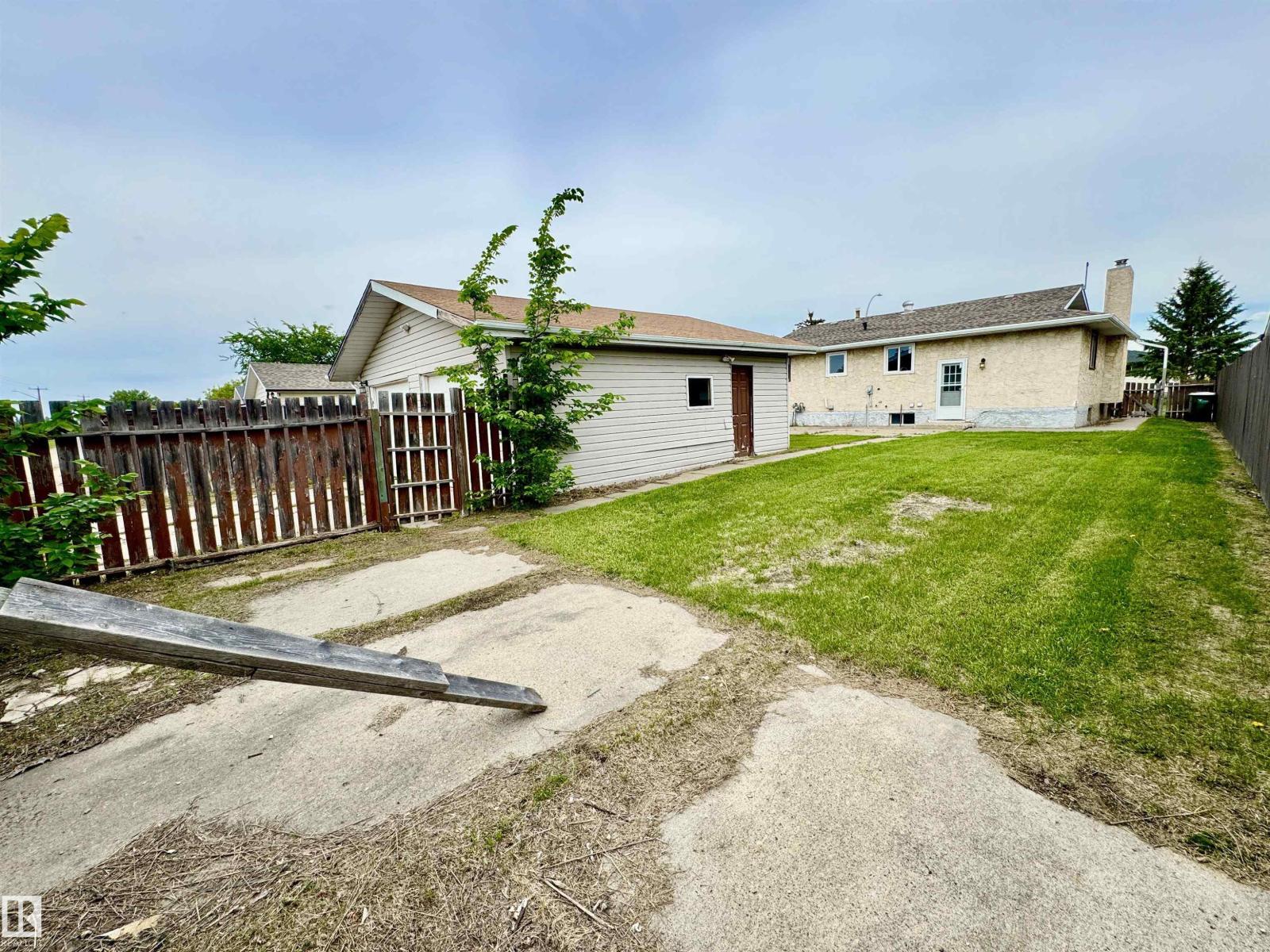 5040 47 St Property Photo 5