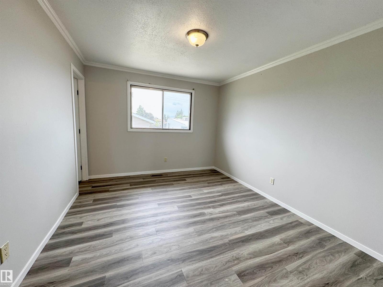5040 47 St Property Photo 30
