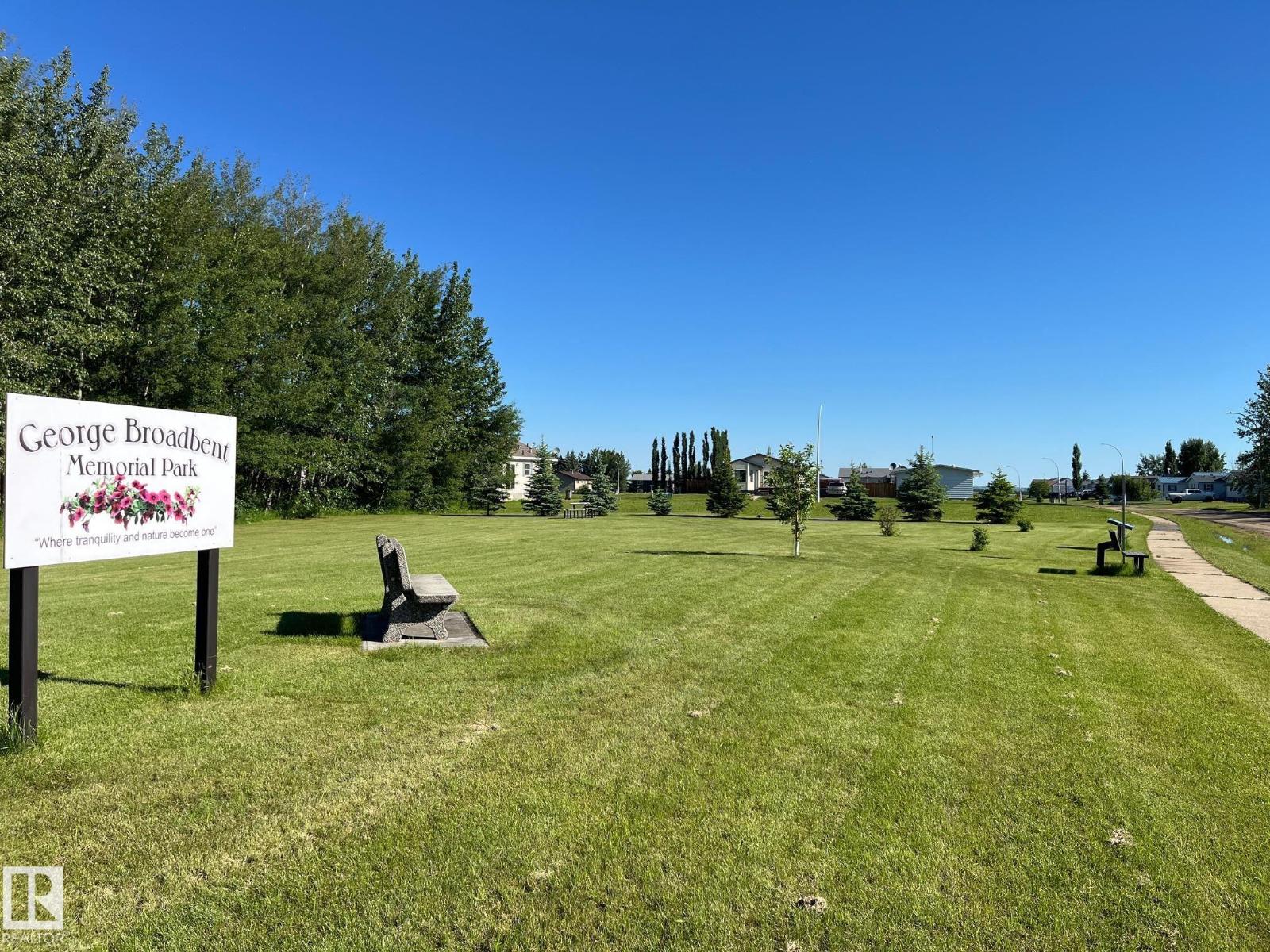 2 Woodbend Cr Property Photo 6