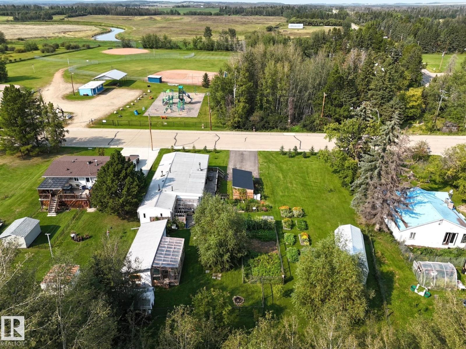 4707 54 Av Property Photo 3
